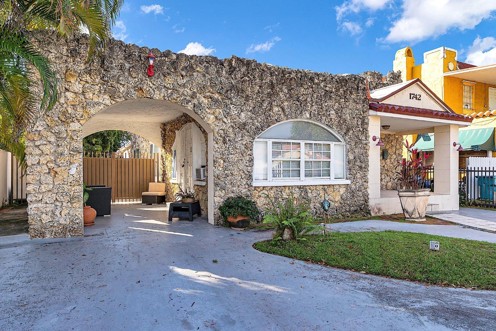 Private Room In Little Havana ไมอามี ภายนอก รูปภาพ