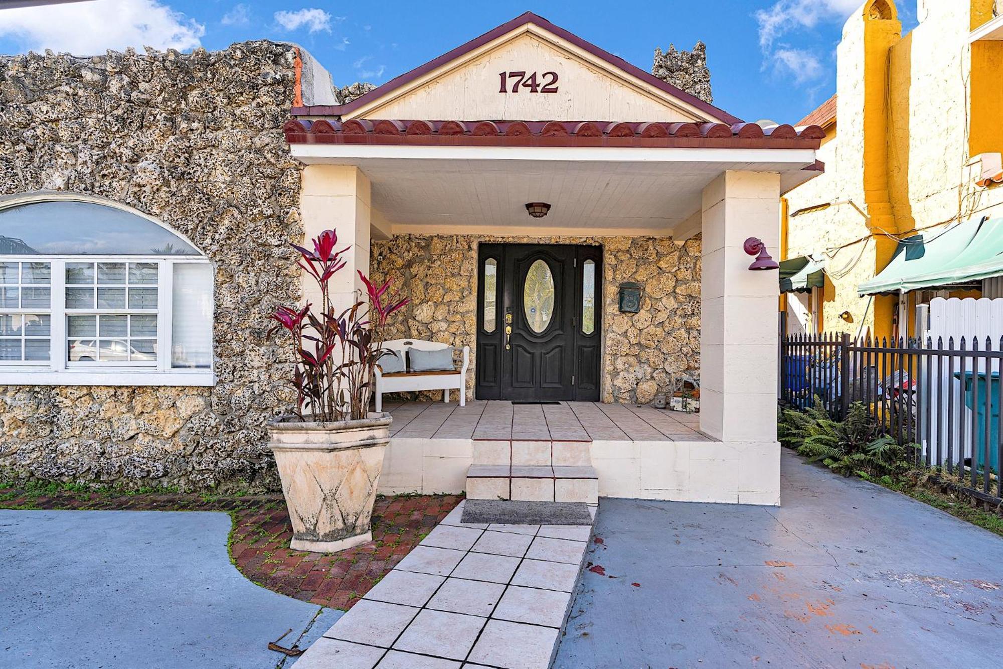 Private Room In Little Havana ไมอามี ภายนอก รูปภาพ