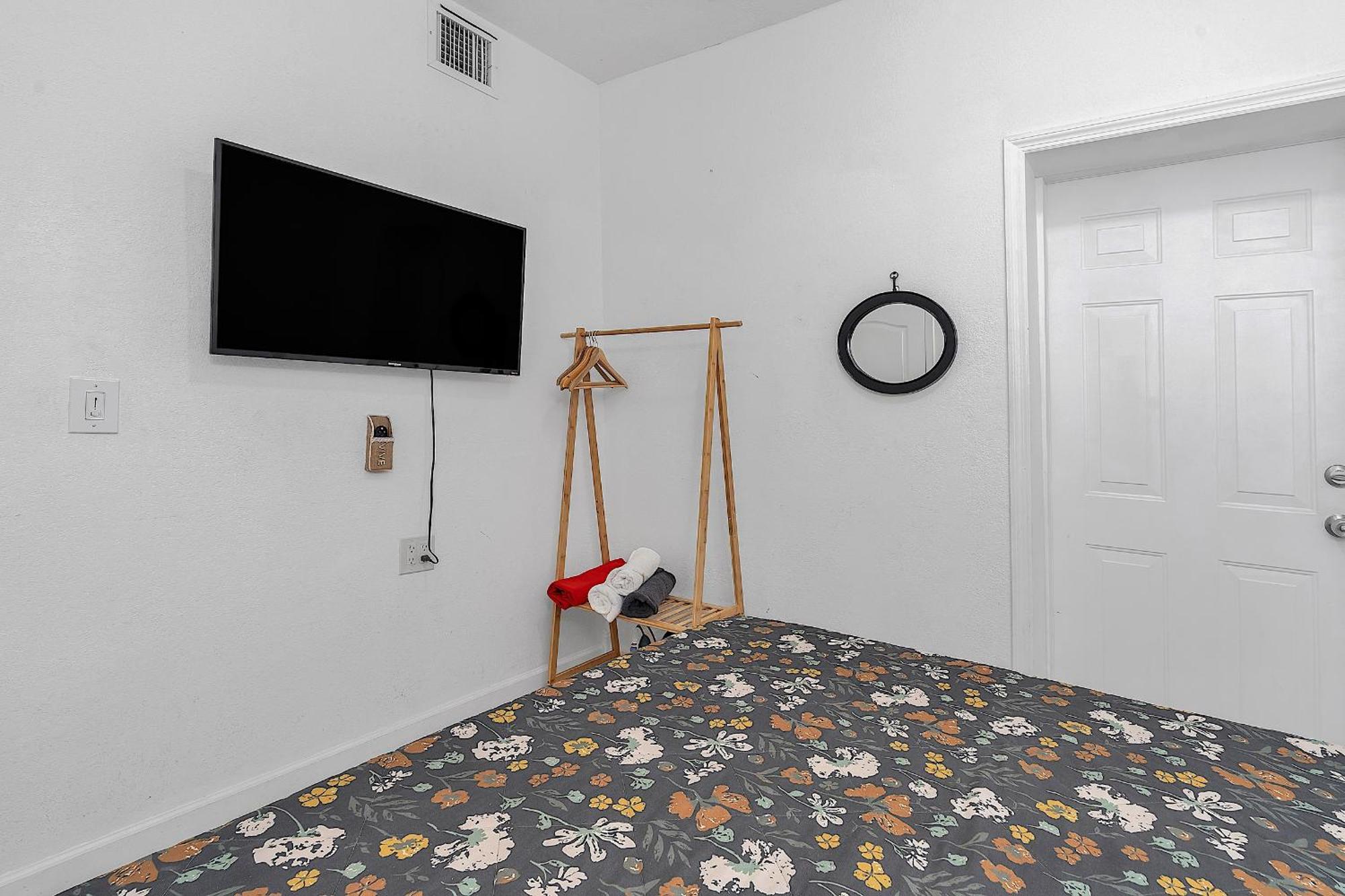 Private Room In Little Havana ไมอามี ภายนอก รูปภาพ